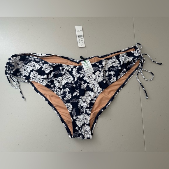 J.Crew Hipster Curved-Waist Cheeky Bikini Bottom in Magnolia Floral Navy Size 2X - Picture 2 of 8
